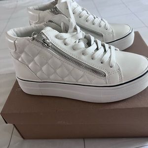 Steve Madden Women's Gryphon-q Sneaker never worn